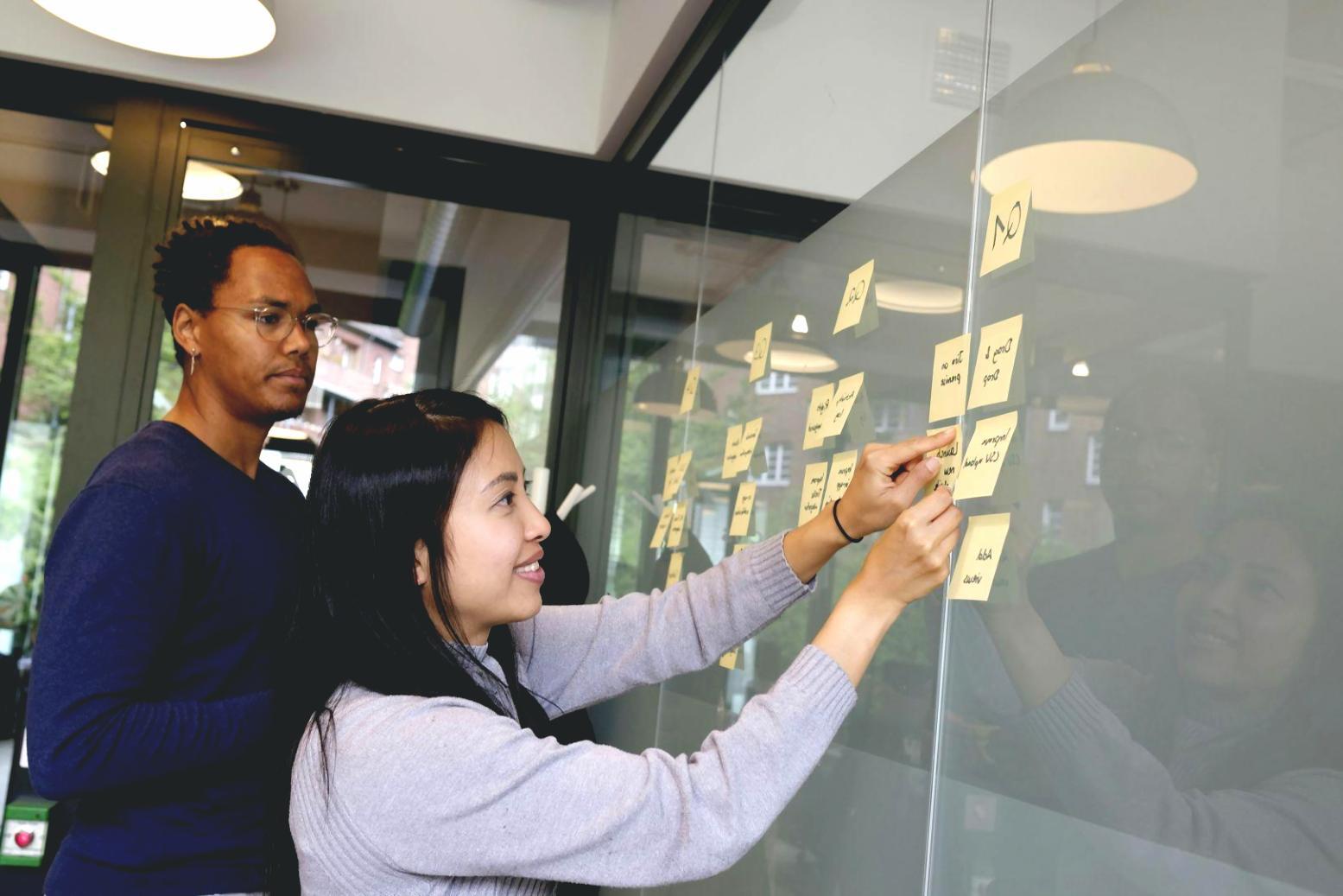 Espacio de trabajo colaborativo en evolrentiq con documentos financieros y análisis de datos